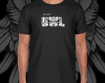 Op de afbeelding: Zwart T-shirt met een witte afbeelding van een uil met de tekst "NIGHT OWL" erboven.