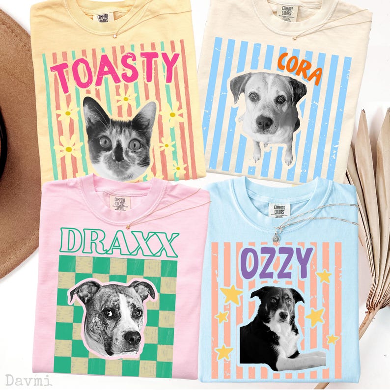 Peut inclure: Quatre t-shirts avec des portraits d'animaux personnalis&eacute;s. En haut &agrave; gauche : jaune avec un chat et le texte TOASTY. En haut &agrave; droite : cr&egrave;me avec un chien et le texte CORA. En bas &agrave; gauche : rose avec un chien et le texte DRAXX. En bas &agrave; droite : bleu clair avec un chien et le texte OZZY.