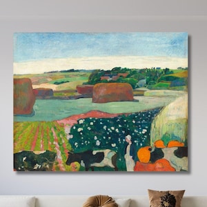 Può includere: Una stampa artistica da parete rettangolare che raffigura un paesaggio con cielo azzurro, colline verdi, grandi covoni di fieno bruno-rossastri e una persona in piedi vicino a mucche bianche e nere in un campo con macchie arancioni.
