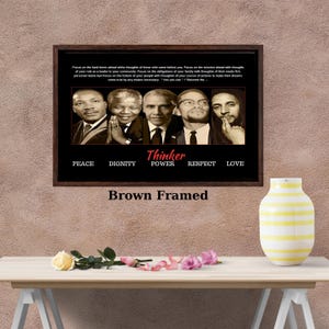 Peut inclure: Une décoration murale rectangulaire dans un cadre marron foncé présentant des portraits sépia de cinq personnages historiques. Le texte inclut des citations et les mots PEACE, DIGNITY, THINKER, POWER, RESPECT et LOVE en blanc et rouge sur fond noir.