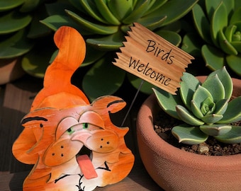 Casita para gatos de madera hecha a mano con el lema "Bienvenidos los pájaros" – Disponible en naranja, gris o negro