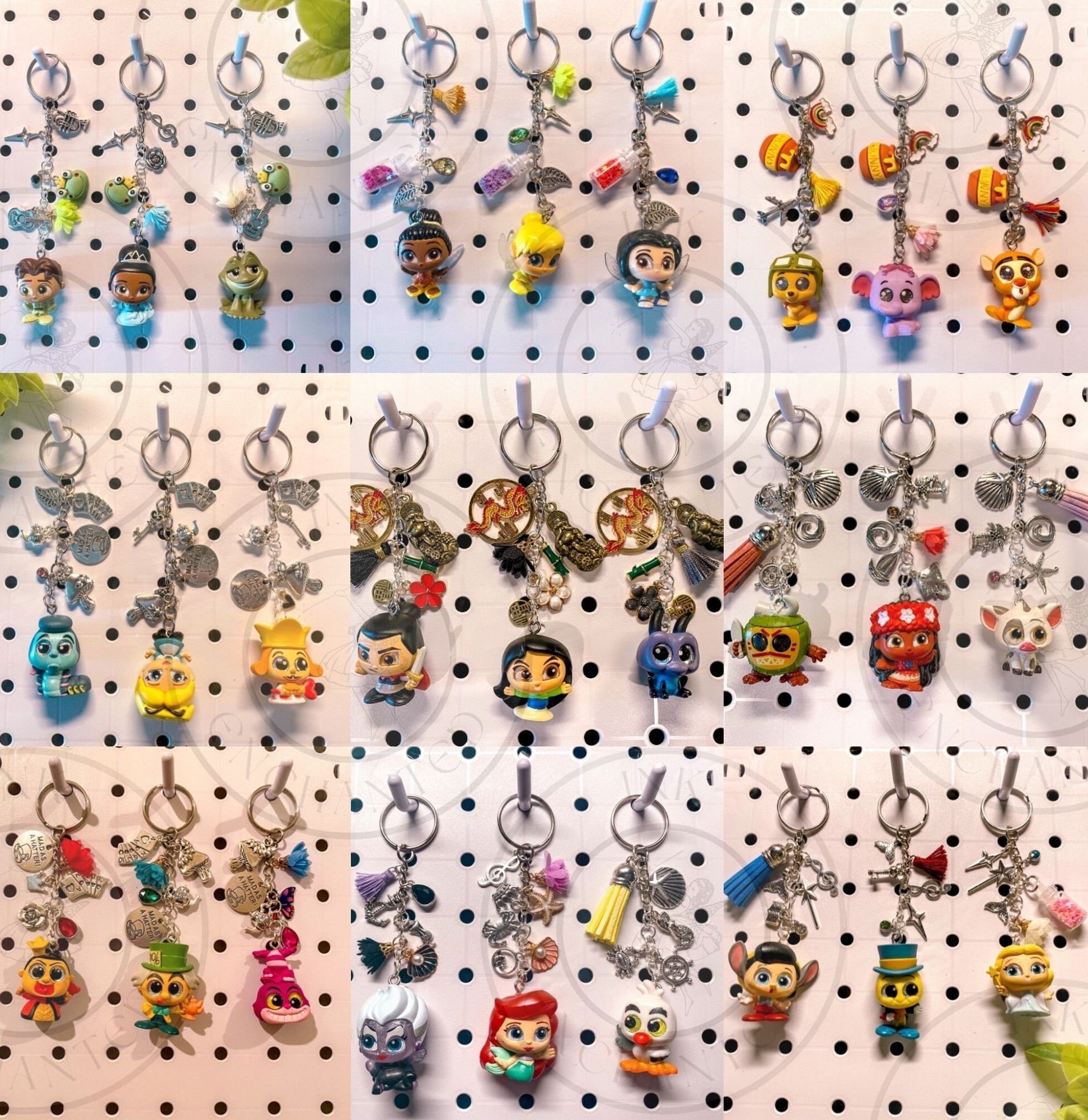 Llaveros con dijes de figuras con puerta A