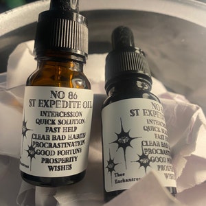 Può includere: Due piccole bottiglie di vetro con tappi contagocce neri ed etichette bianche. Le etichette hanno testo nero che recita "NO 86 ST EXPEDITE OIL" e "NO 86 ST EXPEDITE OIL". Il testo sulle etichette elenca i benefici dell'olio, tra cui "INTERCESSIONE", "SOLUZIONE RAPIDA", "AIUTO RAPIDO", "ELIMINARE LE CATTIVE ABITUDINI", "PROCRASTINAZIONE", "BUONA FORTUNA", "PROSPERITÀ" e "AUGURI".