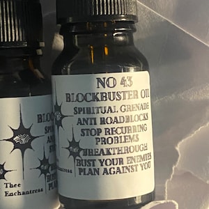 Może przedstawiać: Mała, przezroczysta butelka szklana z czarną zakrętką i białą etykietą. Etykieta zawiera napis "NO 43 BLOCKBUSTER OIL SPIRITUAL GRENADE ANTI ROADBLOCKS STOP RECURRING PROBLEMS BREAKTHROUGH BUST YOUR ENEMIES PLAN AGAINST YOU".