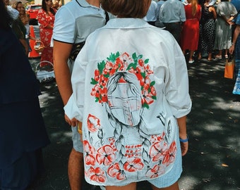 手描きのモタンカ人形デザインのハンドメイドの白いシャツ