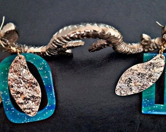 Boucle d'oreilles pendante, de coleur verte et bleue foncée.