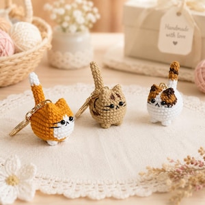 Handmade Crochet Cinnamon Mochi Cat Keychain – Chubby Siamese Kitty Keyring, Soft Amigurumi Bag Charm, Cute Gift for Cat Lovers