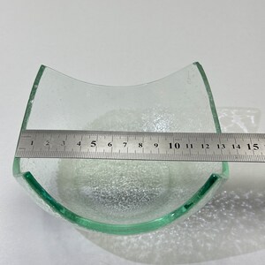 Peut inclure: Un bol en verre transparent avec une surface textur&eacute;e. Le bol mesure environ 15 pouces de large.