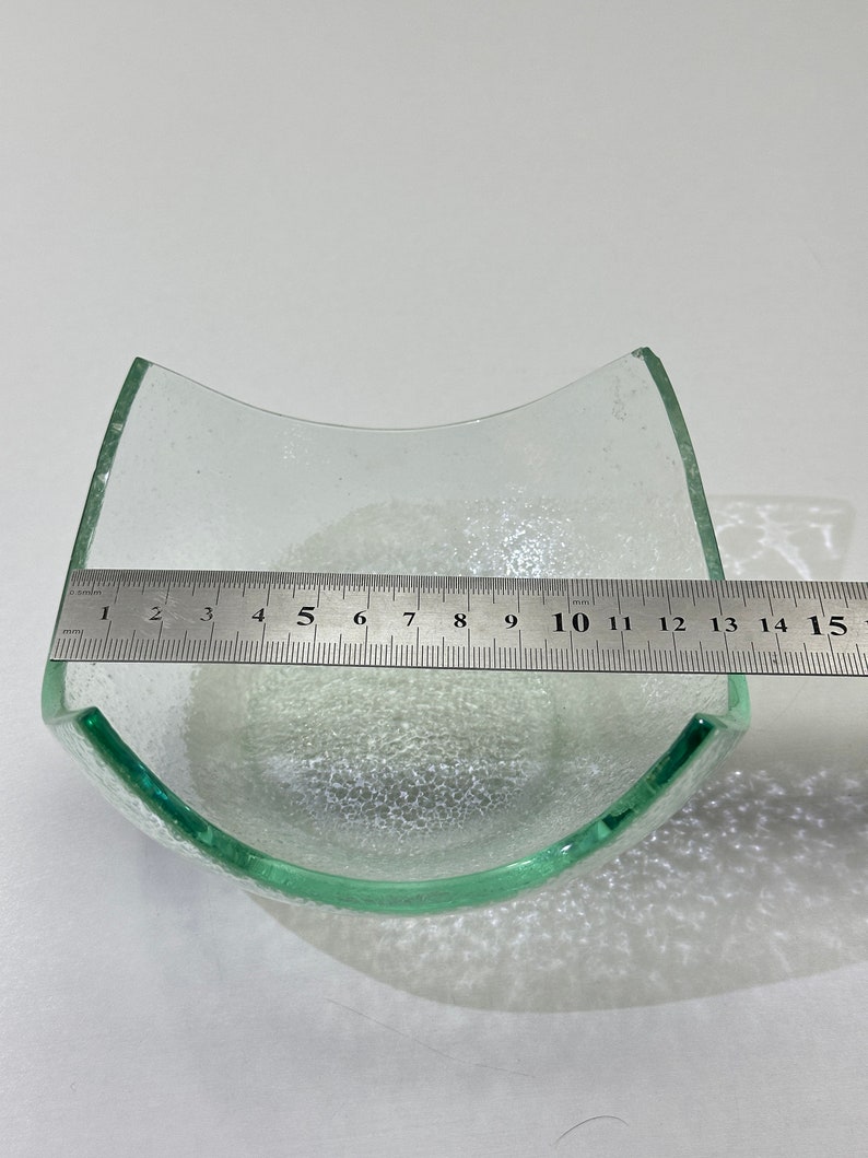 Peut inclure: Un bol en verre transparent avec une surface textur&eacute;e. Le bol mesure environ 15 pouces de large.
