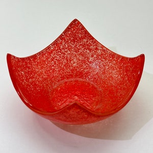 Peut inclure: Un bol en verre rouge avec une finition mouchet&eacute;e. Le bol a une forme unique en forme d'&eacute;toile.