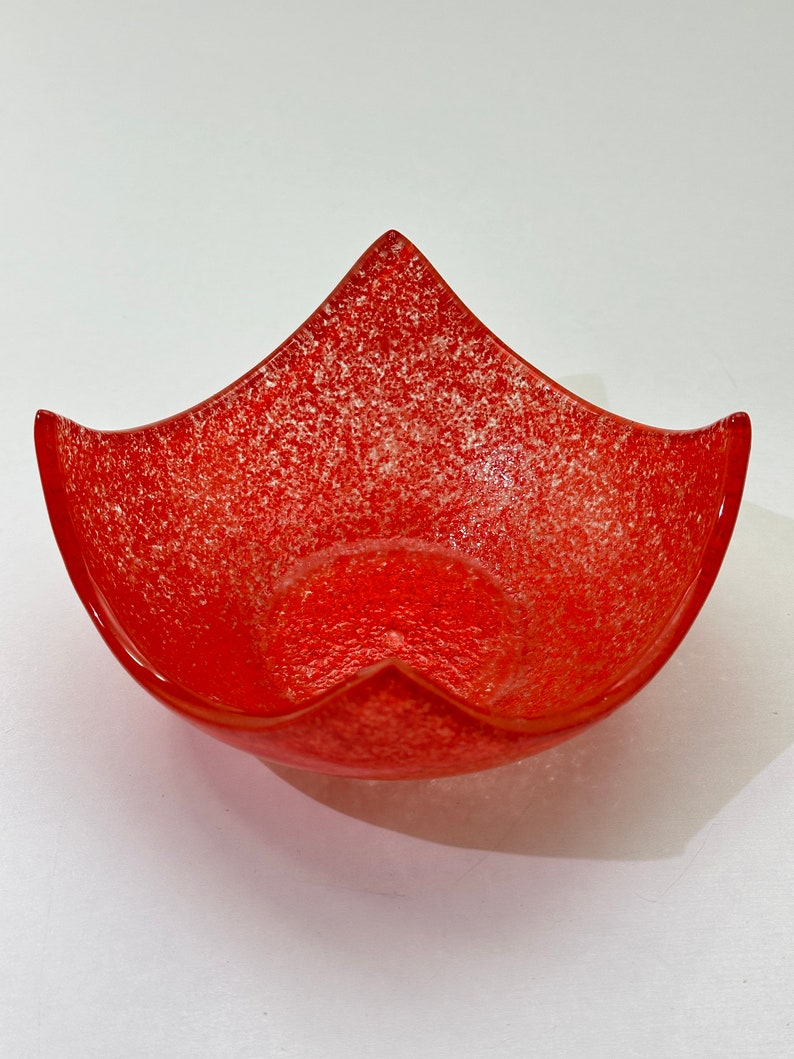 Peut inclure: Un bol en verre rouge avec une finition mouchet&eacute;e. Le bol a une forme unique en forme d'&eacute;toile.