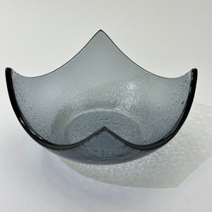 Peut inclure: Un bol en verre gris avec une surface textur&eacute;e et une forme unique en &eacute;toile.