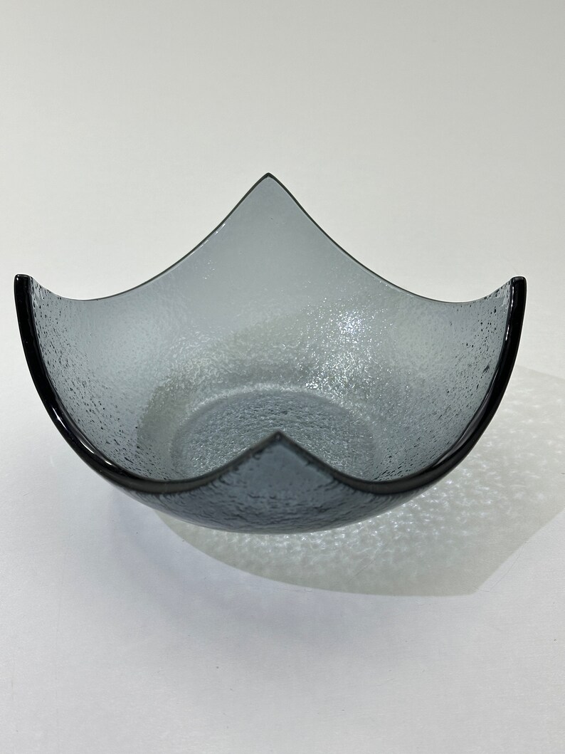 Peut inclure: Un bol en verre gris avec une surface textur&eacute;e et une forme unique en &eacute;toile.