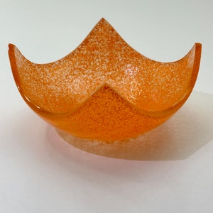 Peut inclure: Bol en verre orange avec une texture mouchet&eacute;e. Le bol est en forme d'&eacute;toile &agrave; cinq branches.
