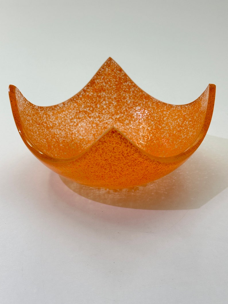 Peut inclure: Bol en verre orange avec une texture mouchet&eacute;e. Le bol est en forme d'&eacute;toile &agrave; cinq branches.