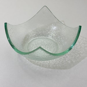 Peut inclure: Un bol en verre transparent avec une surface textur&eacute;e. Le bol a une forme unique en &eacute;toile &agrave; cinq branches.