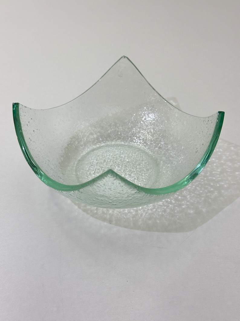 Peut inclure: Un bol en verre transparent avec une surface textur&eacute;e. Le bol a une forme unique en &eacute;toile &agrave; cinq branches.