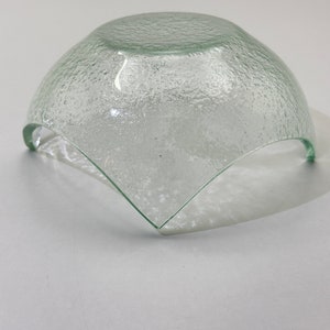 Peut inclure: Un bol en verre transparent avec une surface textur&eacute;e. Le bol est retourn&eacute;, montrant le fond.