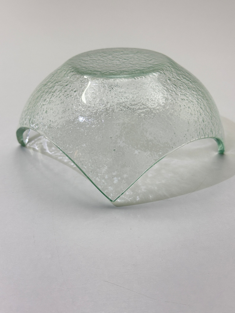 Peut inclure: Un bol en verre transparent avec une surface textur&eacute;e. Le bol est retourn&eacute;, montrant le fond.