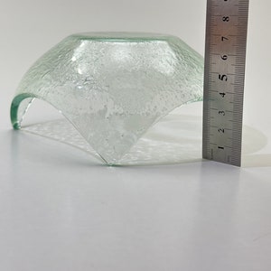 Peut inclure: Un bol en verre transparent avec une surface textur&eacute;e. Le bol mesure environ 15 cm de diam&egrave;tre.