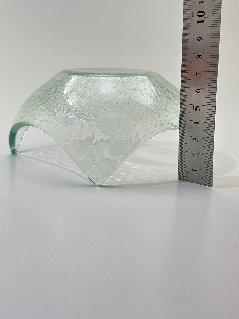 Peut inclure: Un bol en verre transparent avec une surface textur&eacute;e. Le bol mesure environ 15 cm de diam&egrave;tre.