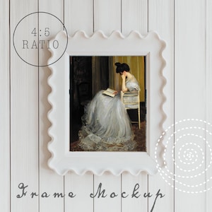 Puede incluir: Marco blanco con borde festoneado, que presenta una pintura de una mujer con un vestido blanco leyendo un libro. El marco está sobre un fondo de madera blanca. Relación 4:5.