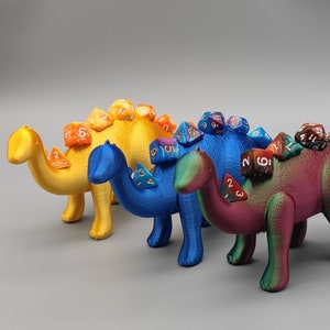 Porta dados de estegosaurio dienosaurio / Porta dados de Dungeons and Dragons / Lindo accesorio de regalo de dinosaurio / Dinosaurio de mesa / RachMakes