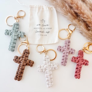 Llavero de cruz de macramé