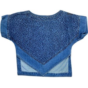 Top vaquero asimétrico vintage: Camisa corta estilo streetwear Y2K con patchwork de leopardo azul