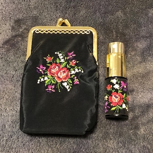 Monedero vintage con bordado floral de Petit Point y frasco de perfume