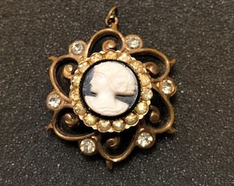 Spilla Jonette Jewelry 'Relaxed Lioness' – Bronzo E Peltro – Leone In Miniatura