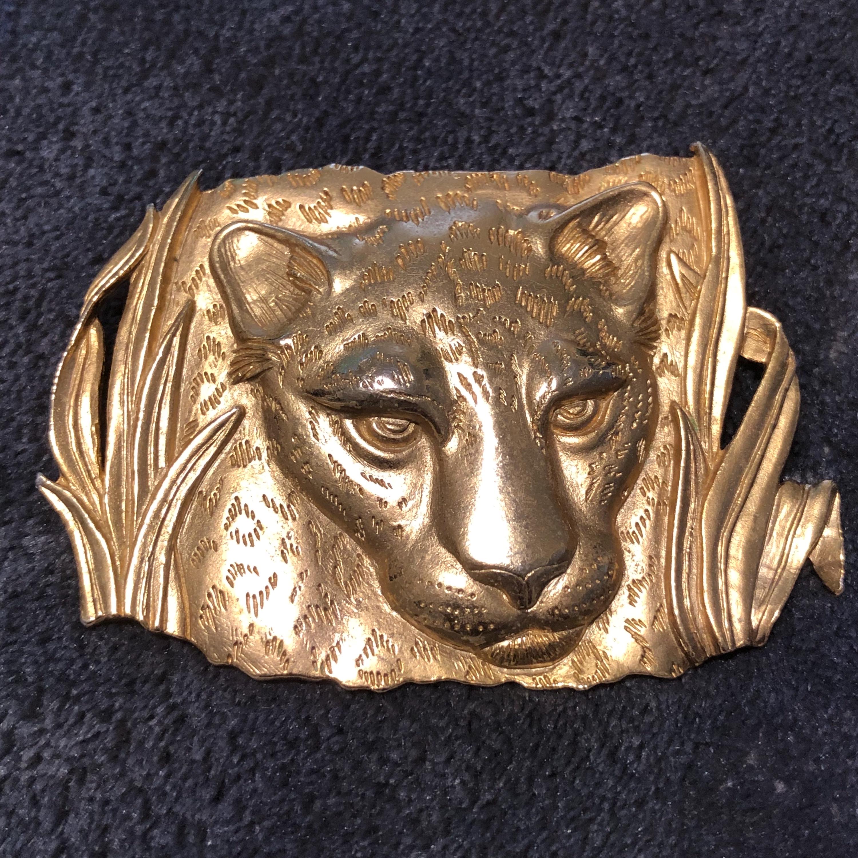 Spilla Jonette Jewelry 'Relaxed Lioness' – Bronzo E Peltro – Leone In Miniatura