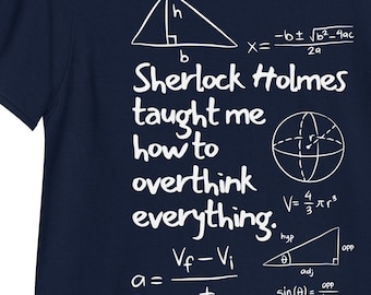 Pode incluir: Uma camiseta azul marinho com um design gráfico branco que apresenta fórmulas matemáticas e o texto "Sherlock Holmes me ensinou a pensar demais em tudo."