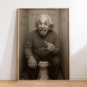 Könnte beinhalten: Ein Schwarzweißfoto von Albert Einstein, der die Zunge herausstreckt, während er auf einer Toilette sitzt. Das Foto ist gerahmt und der Hintergrund ist eine gekachelte Badezimmerwand mit handgeschriebenen Gleichungen.