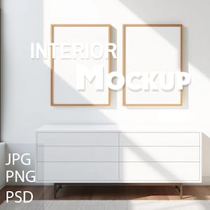 Könnte beinhalten: Zwei gerahmte Bilder hängen an einer weißen Wand über einer weißen Kommode mit sechs Schubladen. Der Text "INTERIOR MOCKUP" ist über das Bild gelegt.