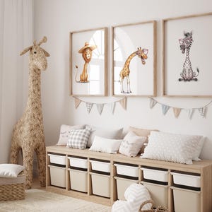 Lustige Tierbilder für Kinderzimmer – Druck auf Premium-Fotopapier, Cartoon Löwe, Giraffe & Zebra | Wanddeko für Babyzimmer und Kindergarten