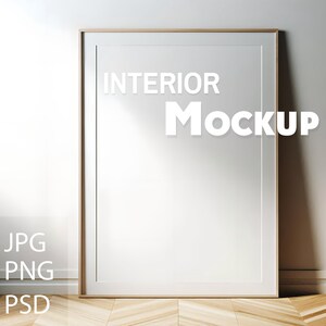 Könnte beinhalten: Ein weißer Rahmen-Mockup mit dem Text "INTERIOR MOCKUP" an einer weißen Wand mit Holzboden.