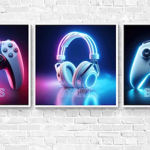 Könnte beinhalten: Drei gerahmte Drucke mit einem Gaming-Thema. Der erste Druck zeigt einen weißen Videospiel-Controller mit neonrosa und blauen Lichtern. Der Text "PRESS" befindet sich unter dem Controller. Der zweite Druck zeigt einen weißen Kopfhörer mit neonblauen und rosa Lichtern. Der Text "START" befindet sich unter dem Kopfhörer. Der dritte Druck zeigt einen weißen Videospiel-Controller mit neonblauen Lichtern. Der Text "BUTTON" befindet sich unter dem Controller.