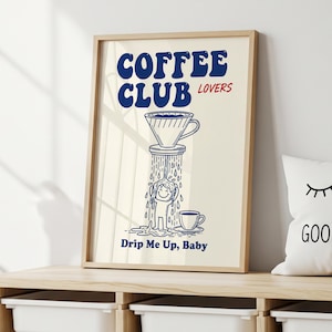 Könnte beinhalten: Ein gerahmter Druck mit Kaffeethema. Das Kunstwerk zeigt die Worte "Coffee Club Lovers" in Blau, zusammen mit einer blauen Illustration eines Kaffee-Pour-Over und einer Person. Der Satz "Drip Me Up, Baby" steht unten.
