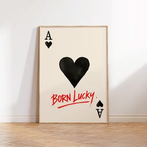 Born Lucky Poster – Minimalistische Spielkarte Wandkunst | Premium Posterpapier | Moderne Deko für Wohnzimmer, Büro, Spielzimmer