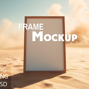 Könnte beinhalten: Ein Holzrahmen-Mockup mit dem Text "FRAME Mockup" in Weiß. Der Rahmen befindet sich vor einer Wüstenlandschaft mit Sanddünen und blauem Himmel. Das Bild enthält auch die Texte "JPG", "PNG" und "PSD".