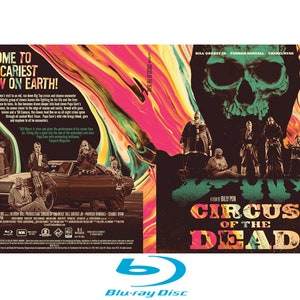 Puede incluir: Caja de disco Blu-ray para la película de terror "Circus of the Dead". La portada presenta una calavera con un fondo verde y un grupo de payasos frente a un coche antiguo. La parte posterior de la caja presenta una descripción de la película y el reparto y el equipo.