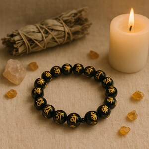 Schwarzes und goldenes Hippie-Stretch-Armband mit 10 mm Perlen im Boho-Buddhismus-Stil für Damen