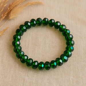 Armband med smaragdgrönt kristallpärlor, stretcharmband med fasetterade glaspärlor, stapelarmband i skogsgrönt ädelstensstil, present till henne