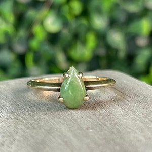 Vintage 14K Gold Pear Cut Jade Ring, Size 6