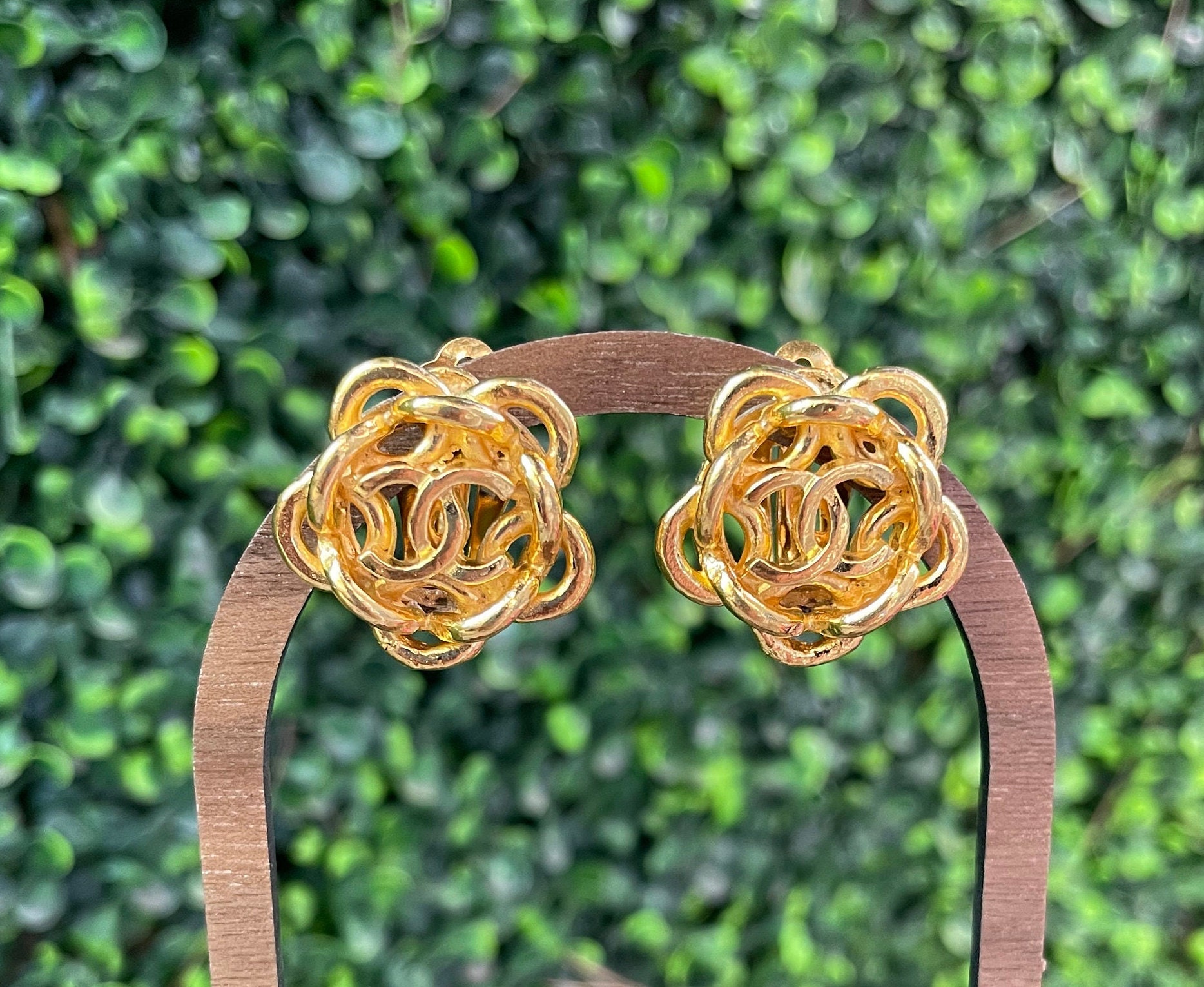 Rare 1970s Chanel Chainlink CC Logo Gold Plated Clip-on Rare 1970s Chanel Chainlink CC Logo Gold Plated Clip-on