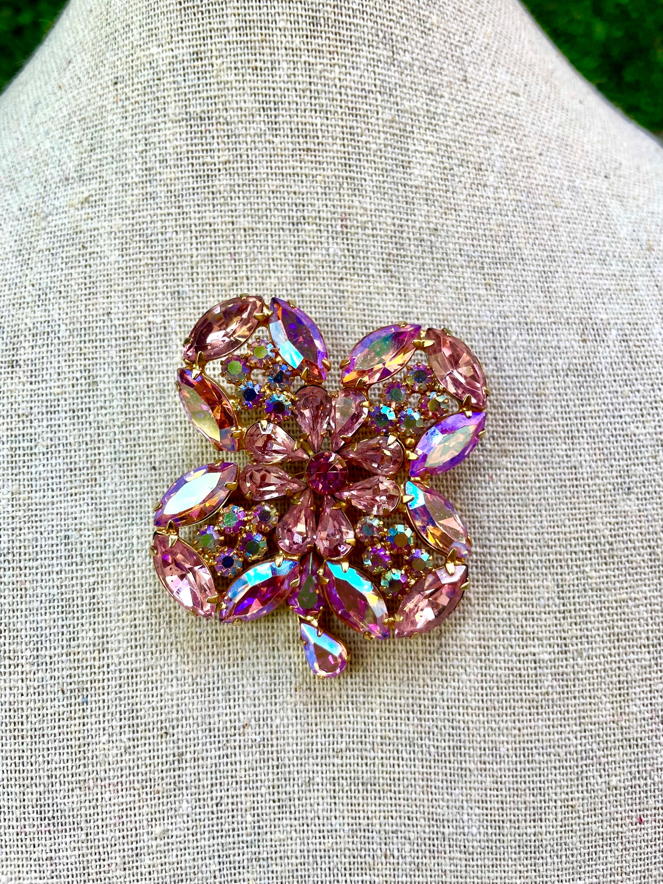 【新発売】今週の市販 Kramer 1950s 4-leaf Rhinestone Borealis Aurora Pink Clover アクセサリー