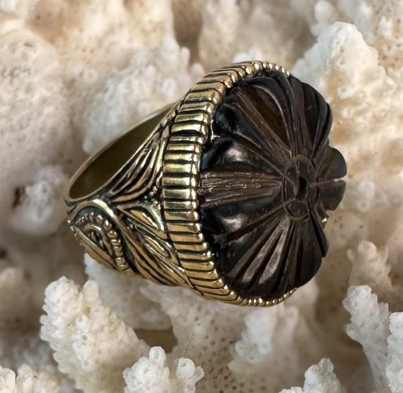 Carved Black Stone Statement Ring: Gold Tone Ster… - image 5
