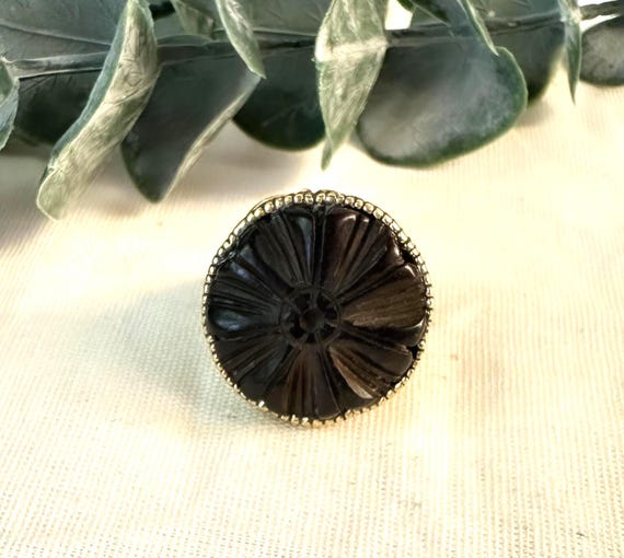 Carved Black Stone Statement Ring: Gold Tone Ster… - image 4