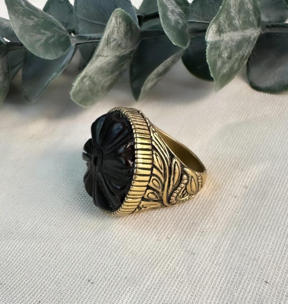 Carved Black Stone Statement Ring: Gold Tone Ster… - image 3